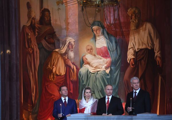 Presidente russo Vladimir Putin, premiê Dmitry Medvedev e sua esposa Svetlana e o prefeito de Moscou, Sergei Sobyanin, durante a missa pascal na Catedral de Cristo Salvador - Sputnik Brasil