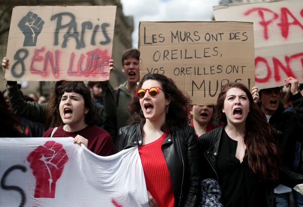 Protesto de estudantes contra a reforma universitária do presidente francês, Emmanuel Macron, em frente da Universidade de Sorbonne, em Paris - Sputnik Brasil
