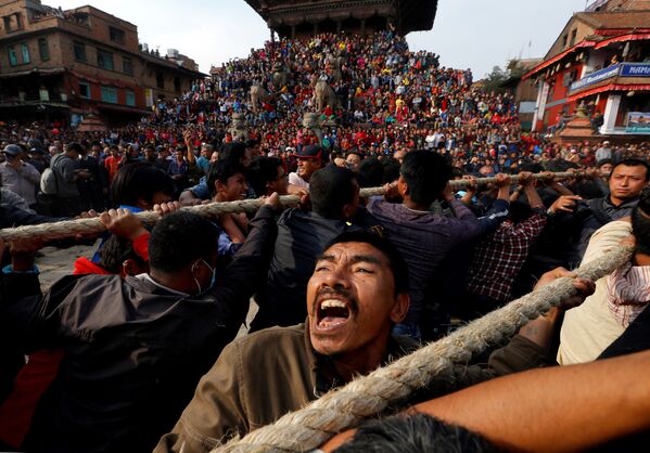 Nepaleses puxam os cabos fixados no carro do deus Bhairab durante um festival religioso - Sputnik Brasil