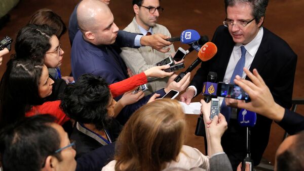 François Delattre, representante francês na ONU, fala com a mídia antes de uma reunião do Conselho de Segurança em 18 de dezembro de 2016. - Sputnik Brasil