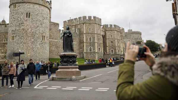 Turista tira foto perto do Castelo de Windsor localizado na cidade de Windsor, no oeste de Londres, 1 de abril de 2018 - Sputnik Brasil