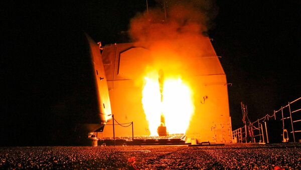 Cruzador de mísseis norte-americano USS Monterey lança um míssil Tomahawk durante o ataque à Síria, 14 de abril de 2018 - Sputnik Brasil