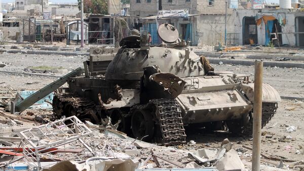 Tanque destruído durante o conflito no Iêmen. - Sputnik Brasil