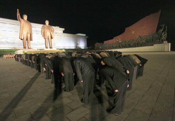 Norte-coreanos fazem reverência aos monumentos dos líderes norte-coreanos Kim Il-sung e Kim Jong-il, Pyongyang, 15 de abril de 2018 - Sputnik Brasil