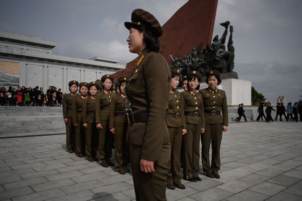 Mulheres militares depois de reverenciar os monumentos dos líderes norte-coreanos Kim Il-sung e Kim Jong-il, Pyongyang, 15 de abril de 2018 - Sputnik Brasil