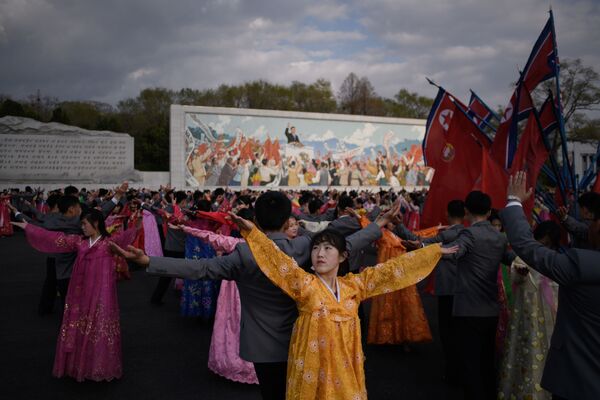 Danças em massa durante os festejos do Dia do Sol em Pyongyang, 15 de abril de 2018 - Sputnik Brasil