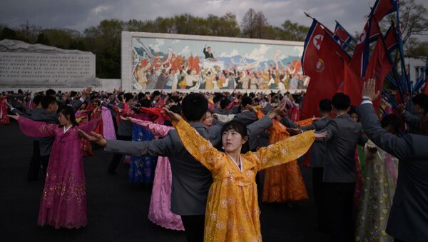Danças em massa durante os festejos do Dia do Sol em Pyongyang, 15 de abril de 2018 - Sputnik Brasil