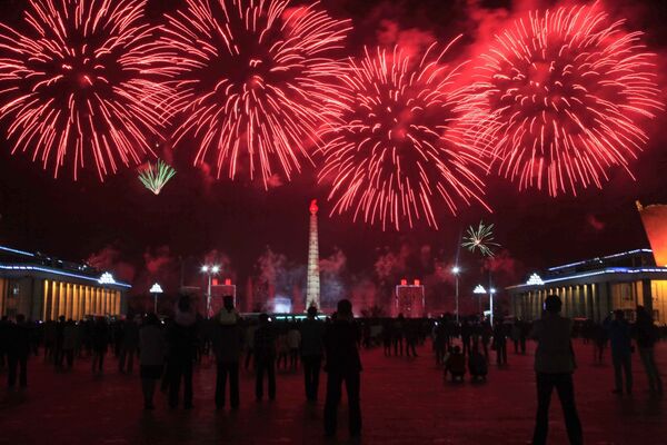 Fogos de artifício lançados em honra do 106º aniversário do Kim Il-sung - Sputnik Brasil