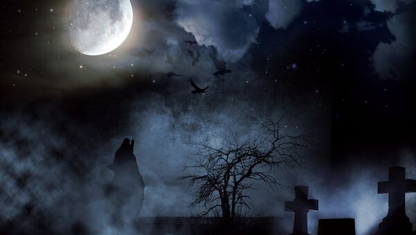 Lobo em um cemitério uivando para a Lua (imagem artística) - Sputnik Brasil