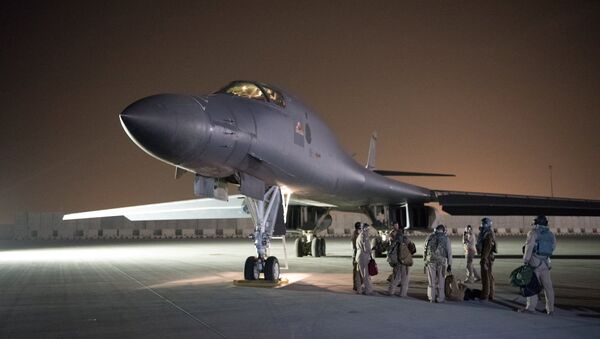 Bombardeiro estratégico da Força Aérea dos EUA, B-1B Lancer, na base americana de Al-Udeid, no Qatar, preparando-se para participar do ataque à Síria, 14 de abril de 2018 - Sputnik Brasil