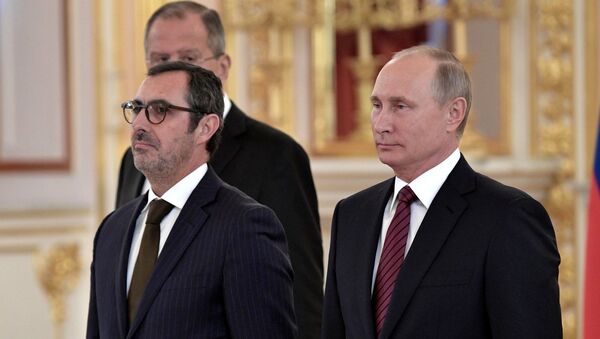 Embaixador de Portugal Paulo Vizeu Pinheiro ao lado do presidente russo Vladimir Putin durante cerimônia de entrega decredenciais diplomáticas. - Sputnik Brasil