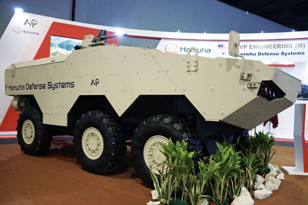 Veículo blindado de rodas Tigon 6x6 da empresa Hanwha Defense Sytems na exposição em Kuala Lumpur - Sputnik Brasil
