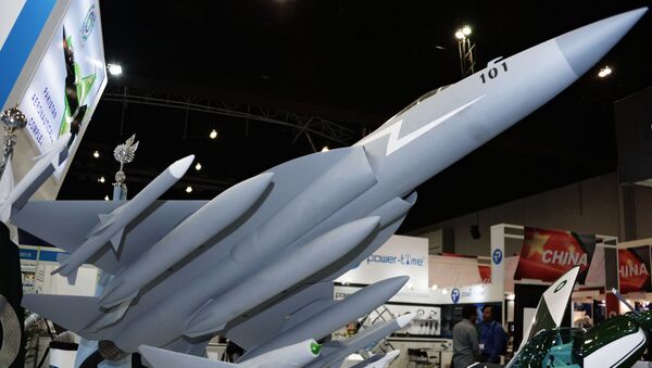Maqueta do caça tático multifuncional JF-17 Thunder elaborado pelo Paquistão em conjunto com a China - Sputnik Brasil