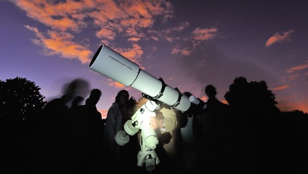 Pessoas observam estrelas através de um telescópio na cidade de Villeneuve-d'Ascq, França, 9 de agosto de 2013 - Sputnik Brasil