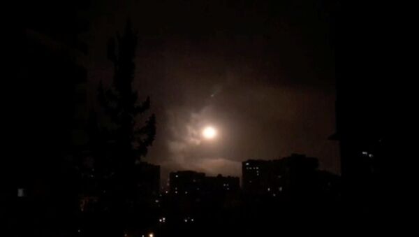 As defesas aéreas da Síria contra-atacam depois de ataques aéreos das forças norte-americanas, britânicas e francesas em Damasco, na Síria, nesta imagem obtida de um vídeo datado de 14 de abril de 2018. - Sputnik Brasil