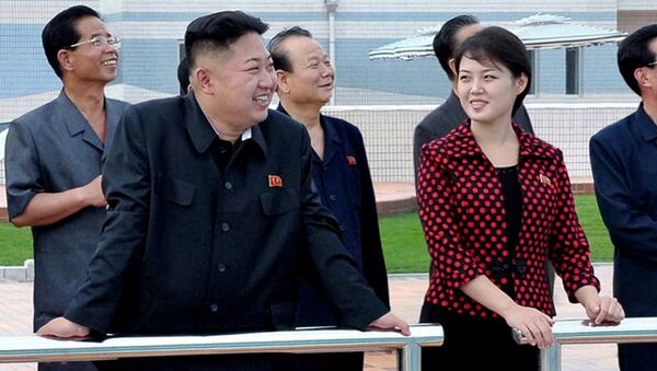O líder norte-coreano Kim Jong-un acompanhado por sua esposa Ri Sol-ju - Sputnik Brasil