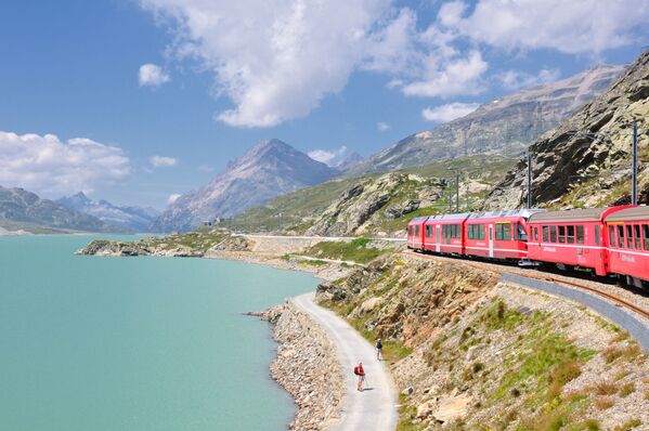 Trem regional viaja ao longo do Lago Branco – reservatório artificial onde está situada a Passagem de Montanha Bernina nos Alpes - Sputnik Brasil