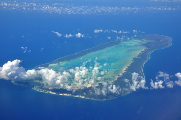 O atol de Aldabra, que se encontra no sul do arquipélago das Seychelles, é o maior do mundo. É formado por quatro ilhas em anel, fechando uma lagoa com área demudada pelas marés duas vezes por dia, propiciando uma grande diversidade de vida marinha - Sputnik Brasil