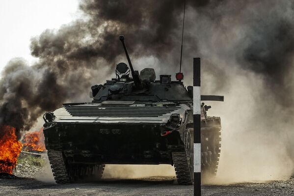 Veículo de combate de infantaria BMP-2 durante competições Pelotão de Desembarque no sul da Rússia - Sputnik Brasil