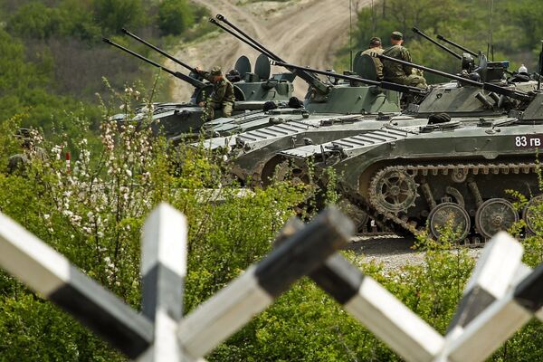 Militares russos e veículos de combate BMD-2 e BMP-2 durante competições Pelotão de Desembarque no sul da Rússia - Sputnik Brasil