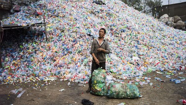 Trabalhador chinês separa latas de plástico nos arredores de Pequim - Sputnik Brasil