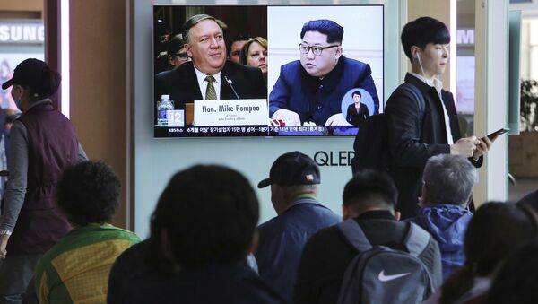 Sul-coreanos assistem a um programa de TV mostrando o líder norte-coreano Kim Jong-un (à direita) e ex-diretor da CIA, Mike Pompeo, que viajou secretamente na semana passada à Coreia do Norte - Sputnik Brasil