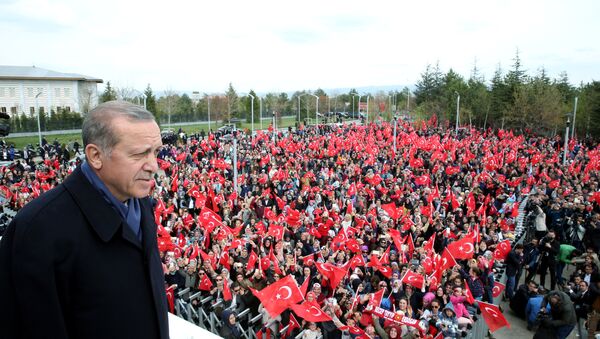 Turkish President Tayyip Erdogan addresses his supporters upon his arrival at Esenboga Airport in Ankara, Turkey, April 17, 2017. - Sputnik Brasil