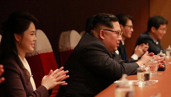 Líder norte-coreano, Kim Jong-un, com sua esposa, Ri Sol-ju, durante um concerto em Pyongyang - Sputnik Brasil