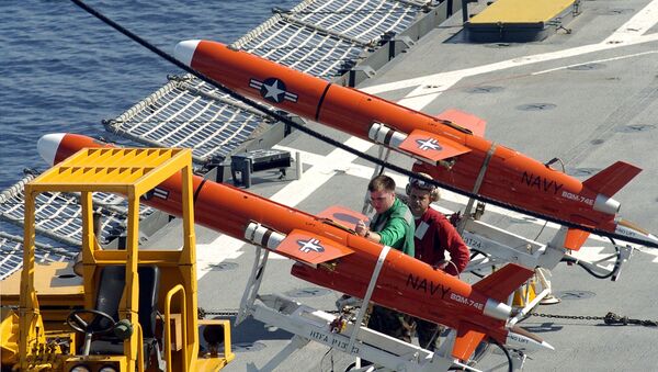 Tripulação da Marinha dos EUA preparando drones, mar do Sulu, no sul das Filipinas, 4 de junho de 2007 - Sputnik Brasil