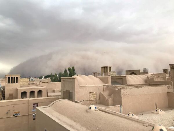 Tempestade de areia na cidade iraniana de Yazd, 16 de abril de 2018 - Sputnik Brasil