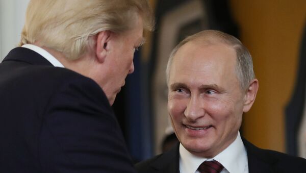 Presidente russo Vladimir Putin com seu homólogo norte-americano Donald Trump durante a cúpula da APEC - Sputnik Brasil