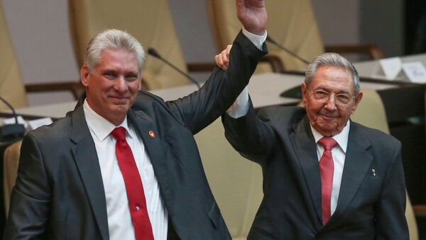 Ex-presidente de Cuba, Raul Castro, com novo líder do país, Miguel Díaz-Canel, na Assembleia Nacional em Havana, Cuba, 19 de abril de 2018 - Sputnik Brasil