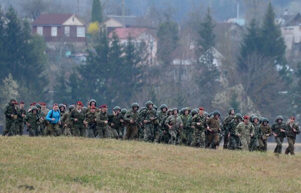 Militares bielorrussos fazem marcha durante provas para comprovar direito de usar boina castanho escuro - Sputnik Brasil