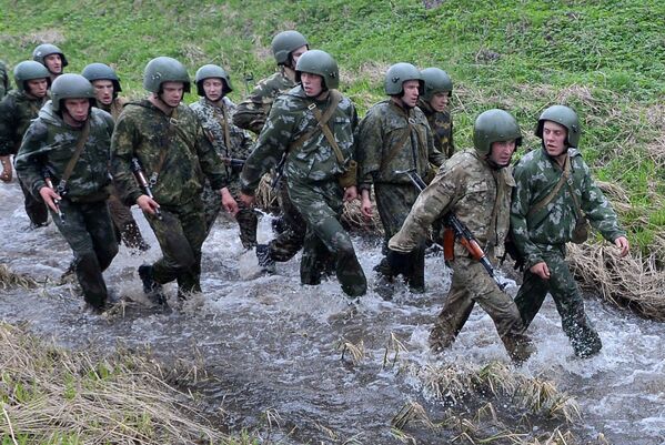 Militares bielorrussos superam parte aquática dos obstáculos - Sputnik Brasil