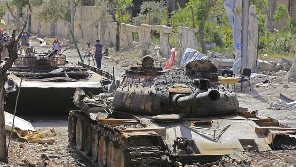 Tanques destruídos em uma estrada na cidade síria de Douma - Sputnik Brasil