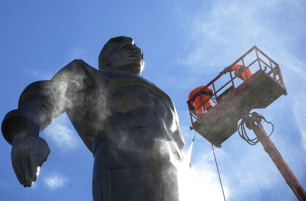 Serviços municipais lavando o monumento ao cosmonauta soviético Yuri Gagarin em Moscou. - Sputnik Brasil