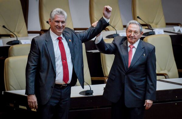 O recém-eleito presidente de Cuba, Miguel Díaz-Canel, com o ex-líder cubano Raúl Castro na Assembleia Nacional de Cuba, Havana. - Sputnik Brasil