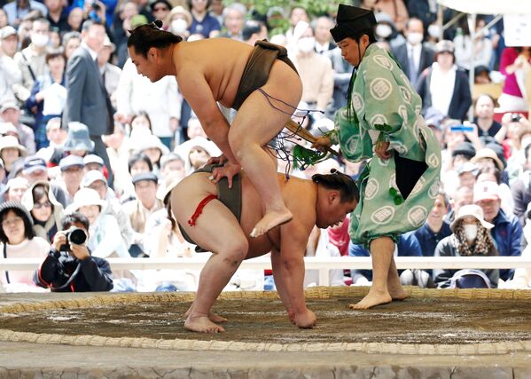 Combatentes de sumô durante combate demonstrativo em uma competição no santuário de Yasukuni, Japão. - Sputnik Brasil