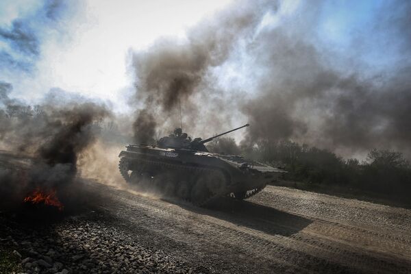 Veículo de combate de infantaria BMP-2 ultrapassando obstáculo durante um concurso militar na região de Krasnodar. - Sputnik Brasil