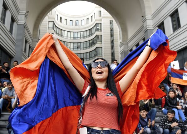 Mulher participando de um protesto da oposição na capital armênia de Erevan contra a eleição de Serj Sargsyan como novo premiê do país. - Sputnik Brasil