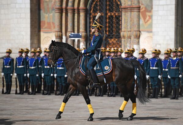 Militares do Regimento Presidencial durante a cerimônia de troca da guarda na praça das Catedrais do Kremlin de Moscou. - Sputnik Brasil