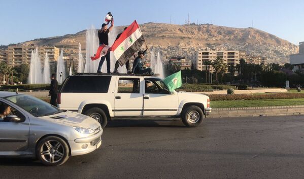 Sírios durante uma manifestação em Damasco contra os ataques aéreos da coalizão liderada pelos EUA. - Sputnik Brasil