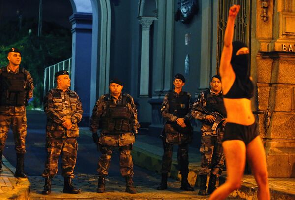 Ativista durante protestos, um mês depois do assassinato de Marielle Franco, Rio de Janeiro. - Sputnik Brasil