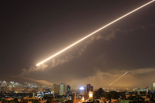Míssil atravessando o céu sobre Damasco durante o ataque aéreo lançado pelos EUA e seus aliados. - Sputnik Brasil