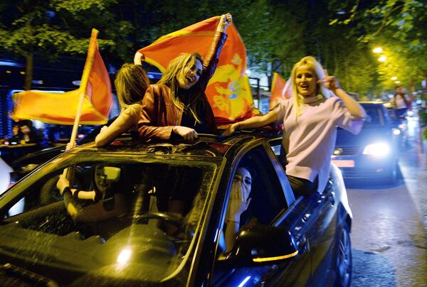 Pessoas celebrando a vitória do líder do Partido Democrático dos Socialistas de Montenegro, Milo Dukanovic, na primeira volta das presidenciais no Montenegro. - Sputnik Brasil