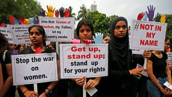 Manifestantes participam de um protesto contra o estupro de uma menina de oito anos em Kathua, perto de Jammu, e uma adolescente em Kolkata, na Índia. - Sputnik Brasil
