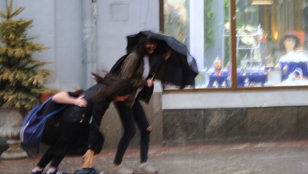 Pedestres nas ruas de Moscou durante tempestade em 21 de Abril de 2018. - Sputnik Brasil