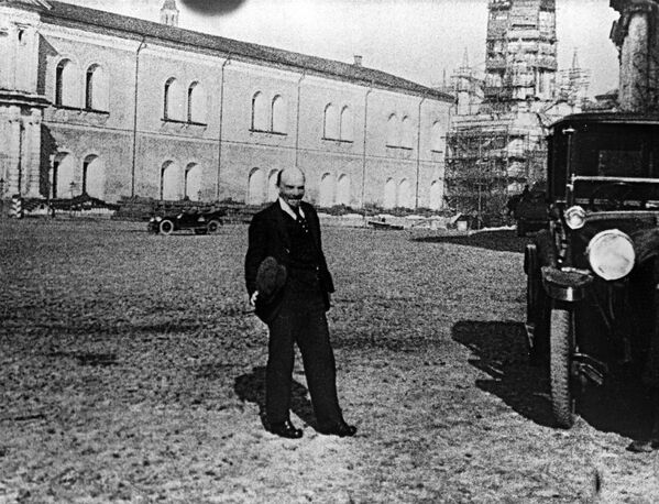 Lenin durante um passeio no Kremlin logo após ter se recuperado do ferimento de 1918 - Sputnik Brasil