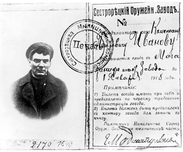 O cartão de identidade usado por Vladimir Lenin quando ele se escondia das autoridades - Sputnik Brasil