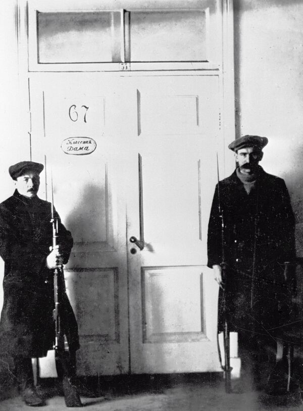Guardas à porta do escritório de Vladimir Lenin no Instituto Smolny, que se tornou a sede do Partido Bolchevique durante a Revolução de Outubro, 1917 - Sputnik Brasil